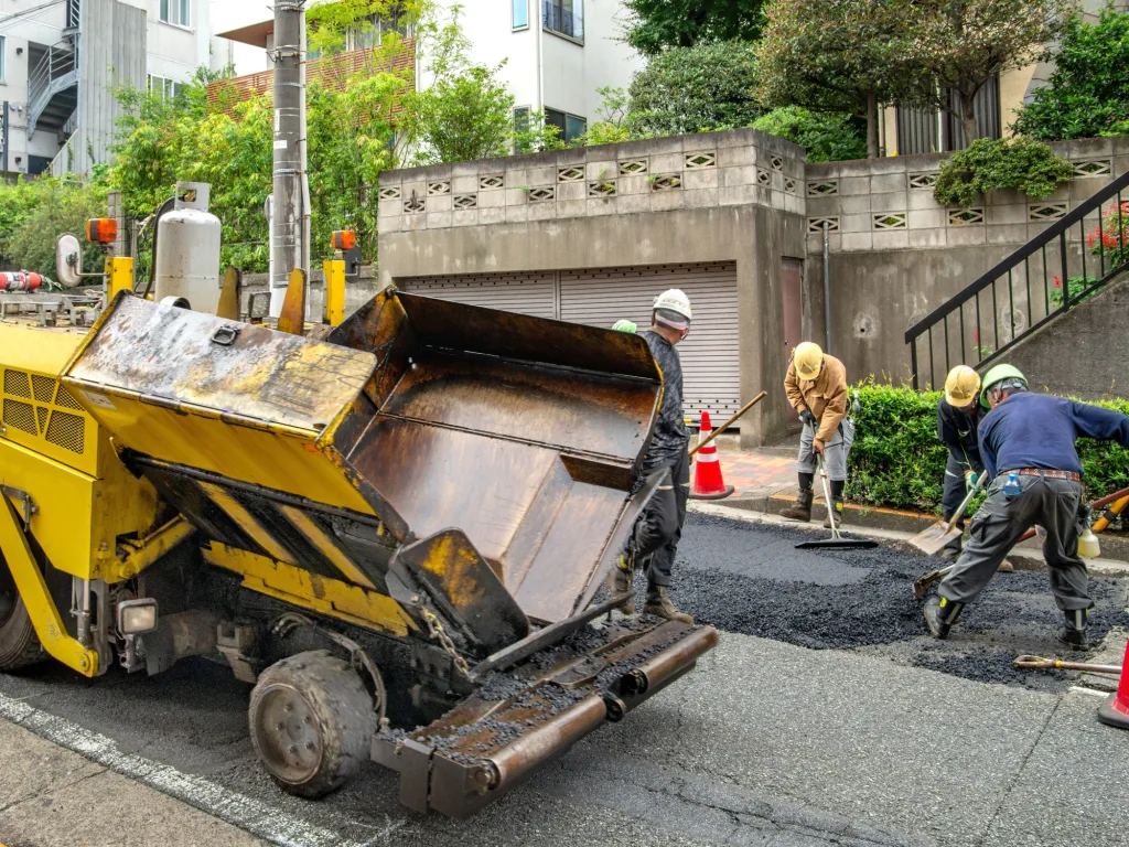 砂押工業が実施している道路工事の写真です。